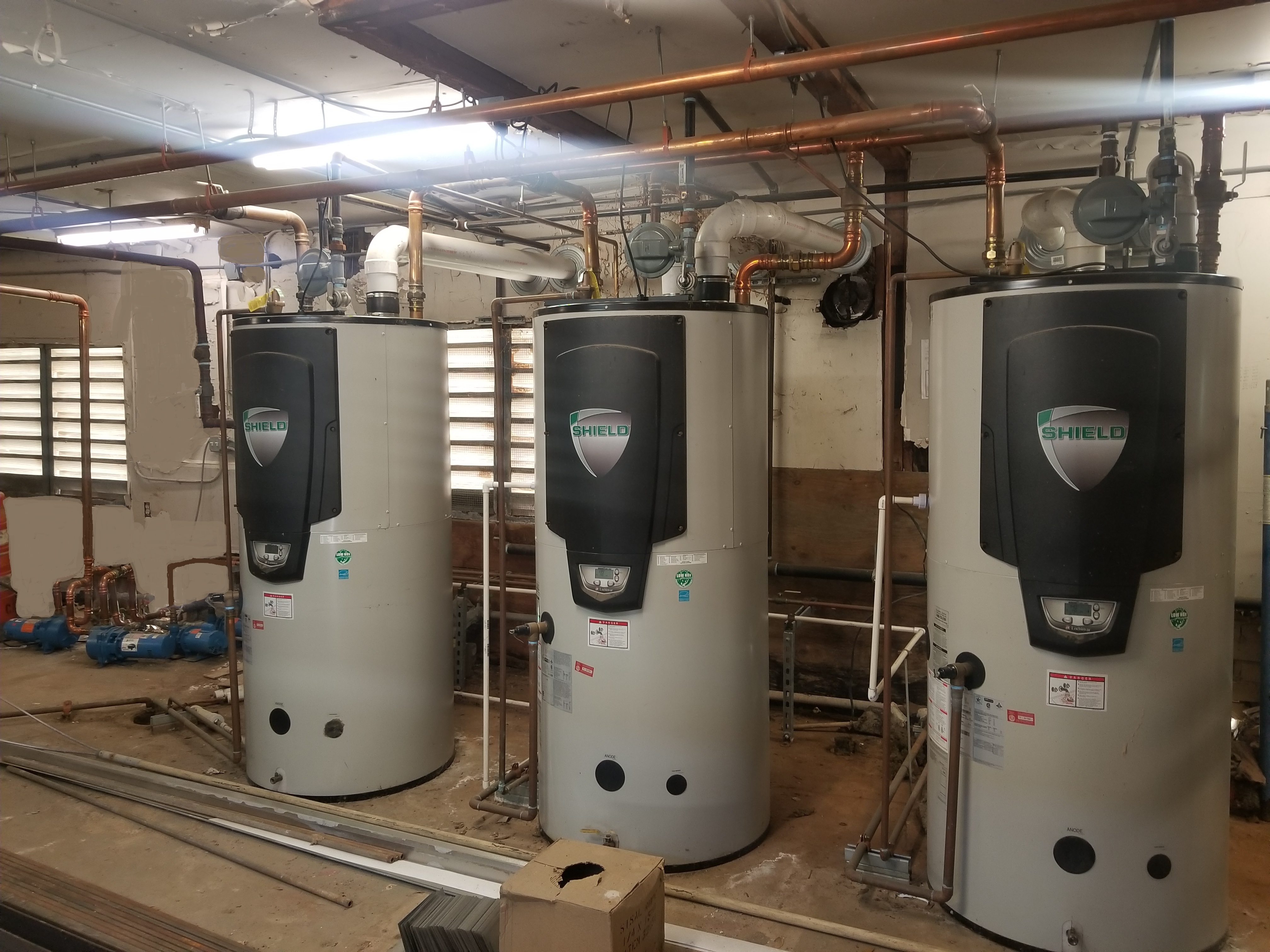 Plomería Comercial en Pasadena Professional Plumber working in a Commercial Plumbing service in Pasadena, Texas